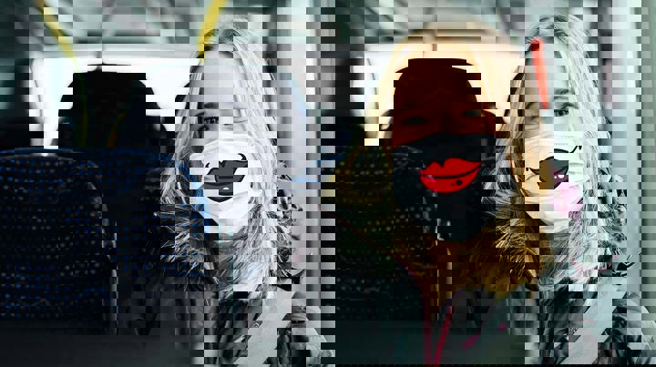 Reis Med Et Smil Og Bruk Munnbind På Bussen